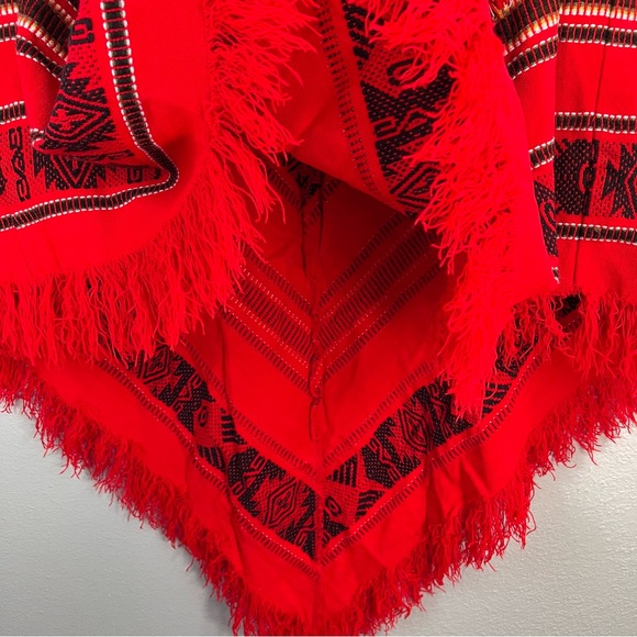 Chic vintage Red Patterned Poncho - Picture 5 of 6